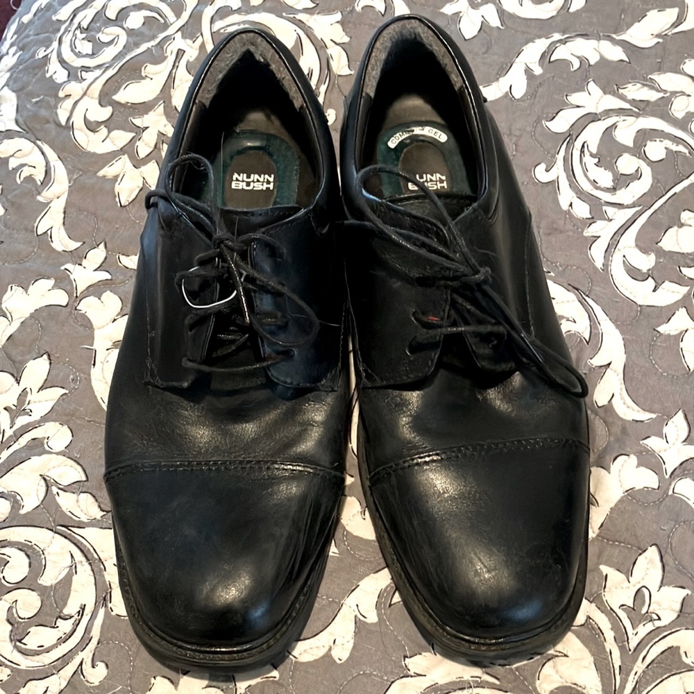 Numn Bush mens shoes, size 8 1/2 medium. All leather uppers.